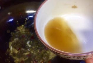 锅内倒入泡菜水