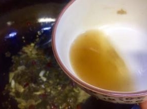 锅内倒入泡菜水