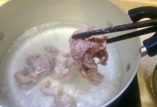 另取锅加入适量的水准备煮肉片