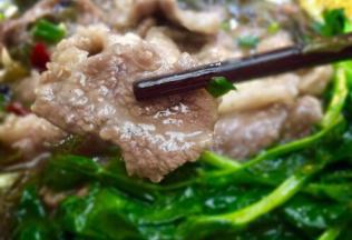 肉片表面晶莹剔透，吃在嘴里滑滑嫩嫩的，也是被俗称“滑肉片”