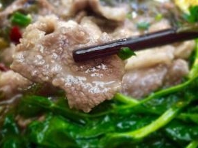 肉片表面晶莹剔透，吃在嘴里滑滑嫩嫩的，也是被俗称“滑肉片”