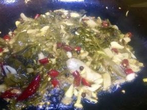 七成热时将蒜姜泡椒泡姜酸菜全部倒入锅内炒