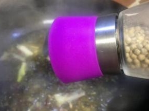 加入现磨白胡椒粉，加盖熬制酸菜汤汁