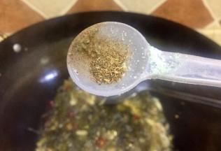 加入少许五香粉炒出所有食材的香味