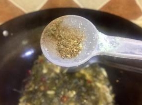 加入少许五香粉炒出所有食材的香味