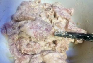 瘦肉加入调味盐，加入五勺淀粉，加入一勺料酒，拌匀，可适当少加水，如图为较干状态