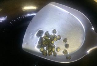 热锅倒入菜籽油五层热下花椒