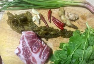 准备所需食材，瘦肉选择的是眉毛肉，比里脊要稍肥一点肉质更嫩一些