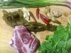 准备所需食材，瘦肉选择的是眉毛肉，比里脊要稍肥一点肉质更嫩一些