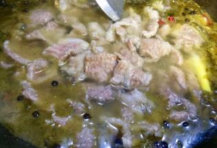 捞起放入酸菜汤汁里继续再煮片刻