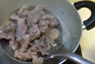 肉片表面的淀粉由白转为透明即可捞起