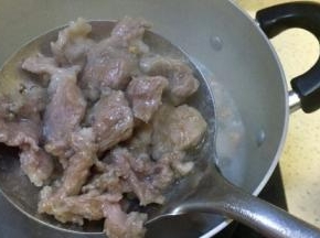 肉片表面的淀粉由白转为透明即可捞起