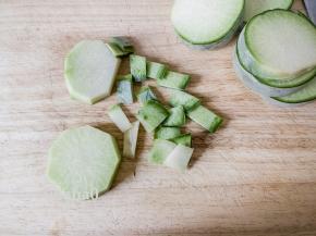 生吃青萝卜削下的萝卜皮不要扔掉，放了几天蔫巴巴的萝卜也不要扔掉