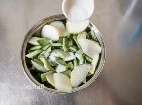 撒上适量的盐，盐也不用太多，目的是腌出水分