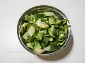 腌渍一夜后的萝卜皮会杀出很多水，倒掉即可