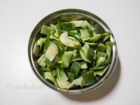 腌渍一夜后的萝卜皮会杀出很多水，倒掉即可