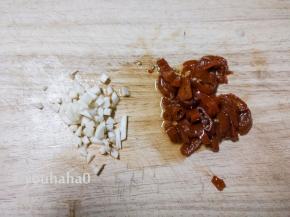 2个泡红椒切碎、2瓣蒜切末