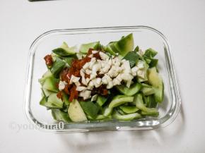 腌渍后的萝卜皮收在保鲜盒中，放入泡椒碎、蒜末