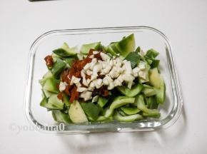 腌渍后的萝卜皮收在保鲜盒中，放入泡椒碎、蒜末