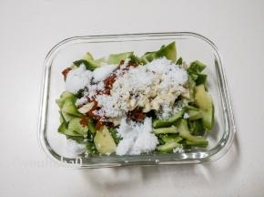 放入适量的白糖，多点少点都可以，白糖放太少根本吃不出甜味