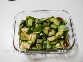 拌匀之后扣好盖子，放入冰箱冷藏2天即可，当然一天也行，味道会淡一点