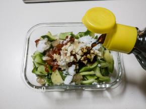 放入适量的生抽