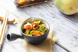 腌渍后的萝卜皮酸甜可口，脆爽下粥小菜