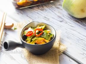 腌渍后的萝卜皮酸甜可口，脆爽下粥小菜