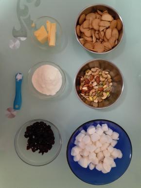 把所有需要的材料都事先称量好，棉花糖撕成小粒