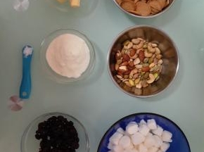 把所有需要的材料都事先称量好，棉花糖撕成小粒