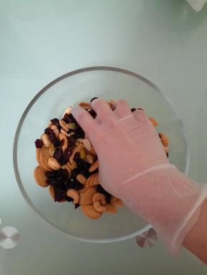 将饼干、蔓越莓干、混合坚果倒入大碗混合。