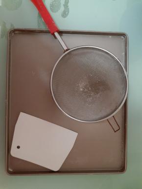 准备好不沾烤盘、筛网，压板。黄金烤盘的高度正好。我手边没有黄金烤盘，用的是做牛轧糖的烤盘。