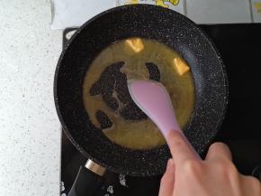 一定要用不沾锅，切记切记切记。小火加热，使黄油融化。