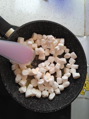 黄油融化以后，加入棉花糖不停翻炒。