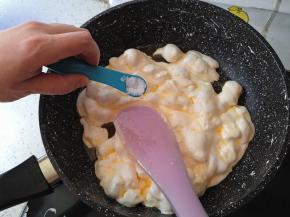 翻炒过程中加入盐1g，也可不加