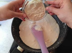 待棉花糖全部融化以后，关火，加入奶粉。