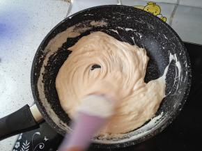 继续不停划圈，中间不能停，使奶粉均匀拌入棉花糖中。