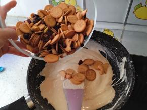 倒入饼干、混合坚果、蔓越莓干。