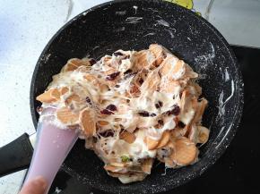 这时候还是烫的，借助刮刀翻拌。