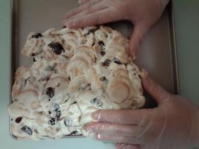 放入不沾烤盘中整型。