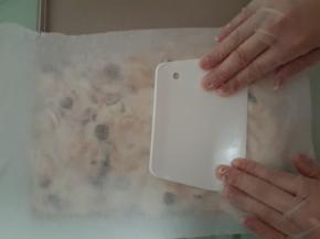 可以借助刮板工具压平，弄紧实。