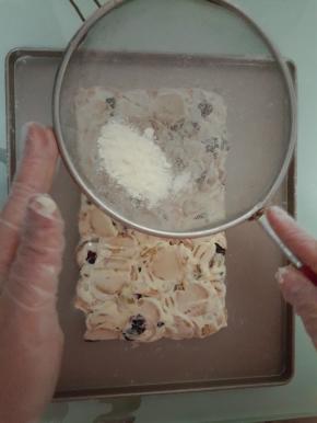 洒上奶粉，此处的奶粉没有计入配方用量。翻面再洒上适量奶粉。