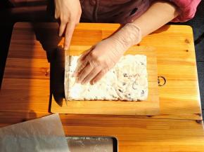 切的时候要注意手法。不是沉香劈山救母的那种切法，切出成品会变形。要像锯木头那样，前后拉。