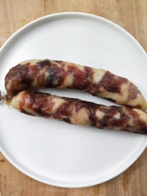 妈妈灌制的腊肠，取两根。