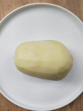 土豆洗净，削皮。