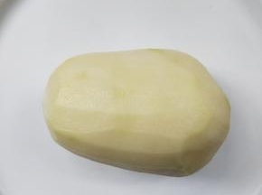 土豆洗净，削皮。