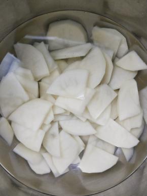 切片，清水浸泡。