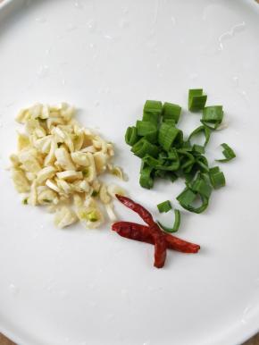 准备蒜末，干辣椒，蒜苗叶。