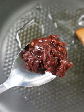 起油锅，放郫县红油豆瓣酱一勺。