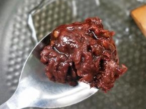 起油锅，放郫县红油豆瓣酱一勺。